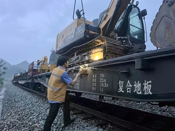 職工檢查防洪路料裝載加固情況。農振斌攝