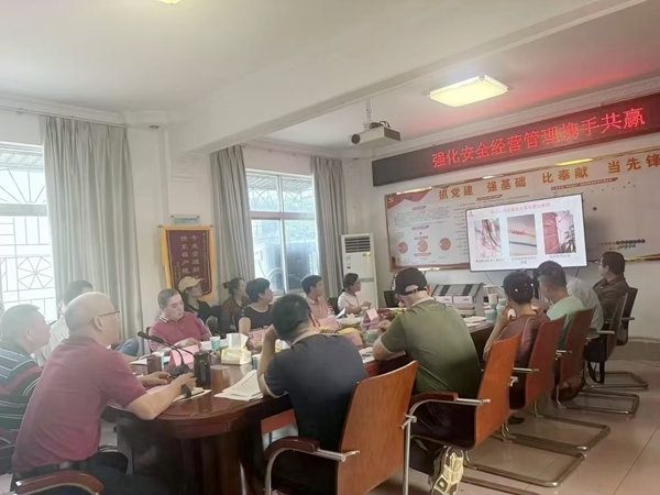 宁铁资产公司与客户一起分析日常经营中容易产生的消防安全问题。李谨摄  