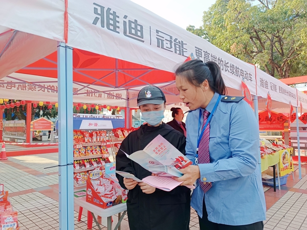 宁铁资产公司职工向客户讲解消防安全知识。陈美珍摄  