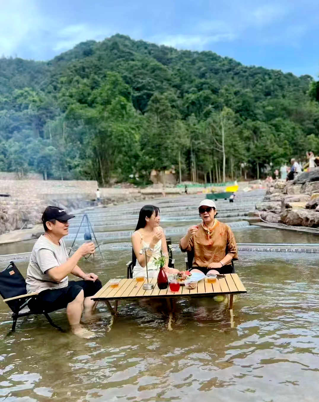 游客可溪中品茶。韦湘怡摄