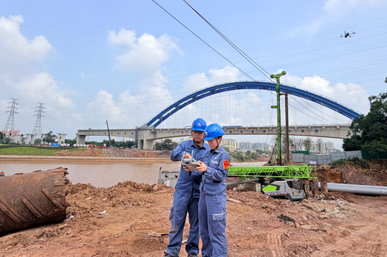 南方電網廣西欽州供電局平陸運河用電保障青年突擊隊對青年樞紐供電線路110千伏牛頭灣站10千伏青牛線開展線路巡視。陸小娥攝