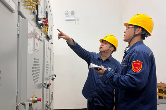 南方電網廣西欽州供電局工作人員正在對平陸運河青年樞紐第二回外部電源線路開展送電前准備工作。陸小娥攝