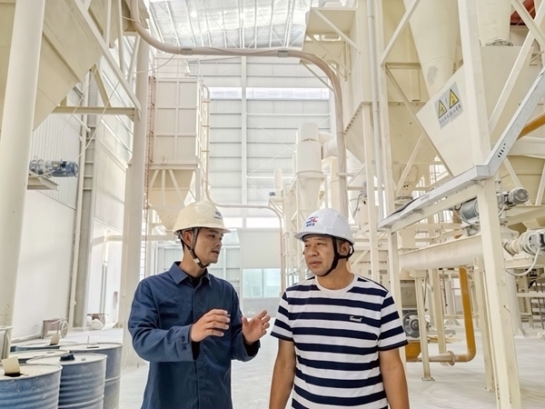 龍勝供電公司分管生產負責人與企業負責人交流。