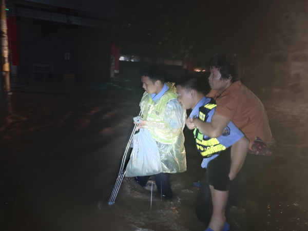 8月23日凌晨，上思县公安局辅警背受困群众紧急转移。何平摄