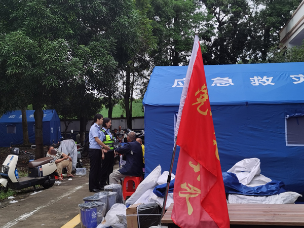 上思公安民辅警在安置点值守。警方供图