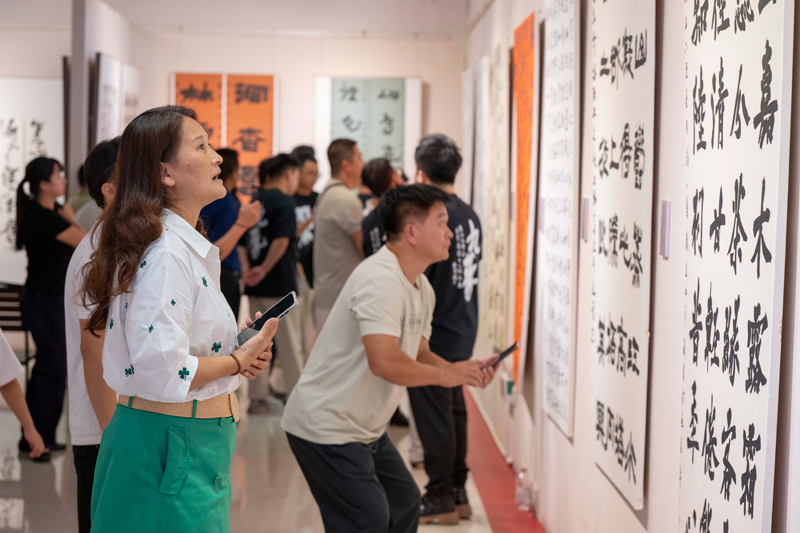 众多市民及书法爱好者前来观展交流，共赏八桂青年才俊笔墨风采。何华文摄