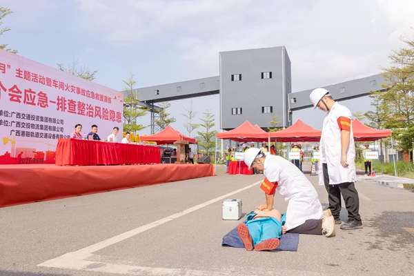 醫療救護組對受傷人員開展心肺復蘇急救。劉陽攝