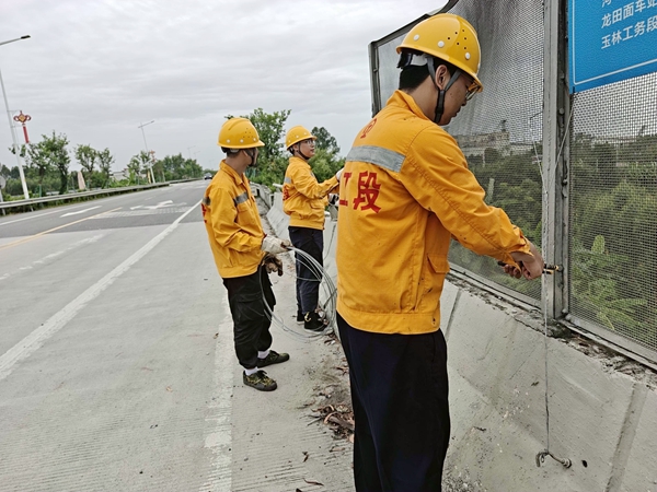 職工對黎湛線上跨橋防拋網開展台風前專項排查加固。王博攝