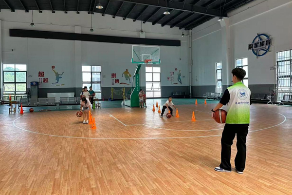 志願者開展民族傳統體育課堂。廣西幼師供圖