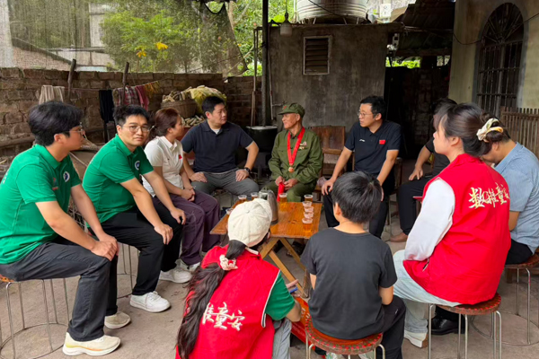 團隊走訪慰問退伍老兵。廣西幼師供圖