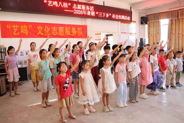 志願者為孩子們帶來“七彩假期”舞蹈公益課堂。廣西幼師供圖