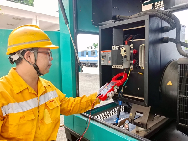 職工正在檢查應急發電機。謝志君攝