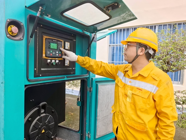職工正在檢查應急發電機。謝志君攝