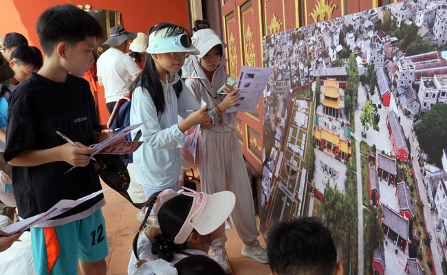 同学们通过文庙趣味寻宝任务，探索古建筑知识。