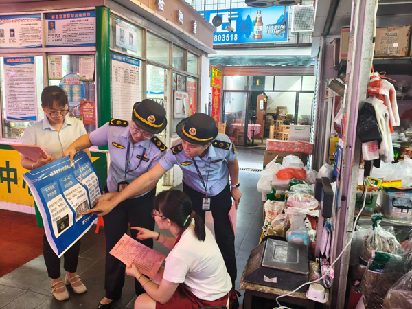 港口区市场监管局开展电子计价秤新规宣传。