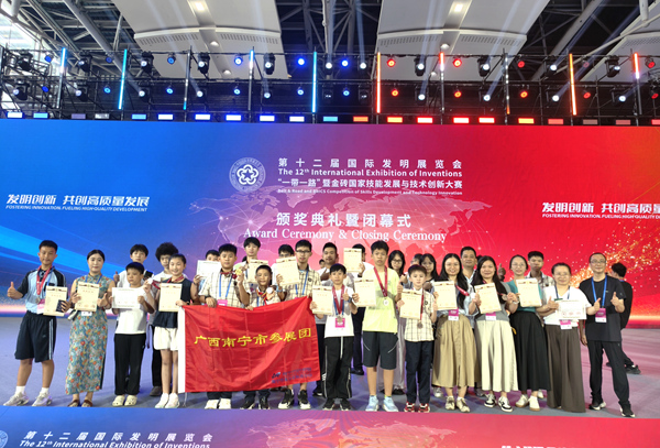 南寧市參展團創新學子合影。梁耀文攝