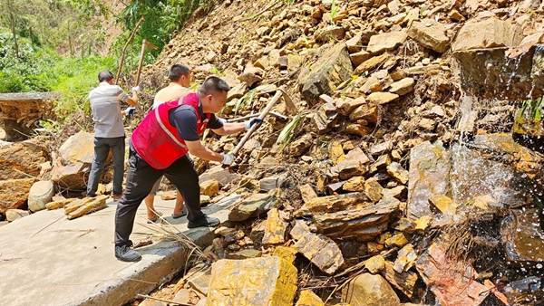 2026年8月在下甲鎮峰洋村組織黨員清理道路落石提升人居居住環境。