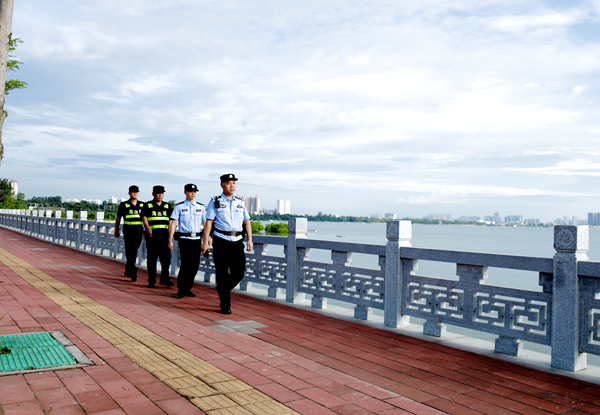 民警和义警在海边开展巡逻。
