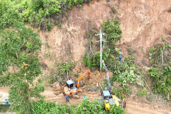 8月27日，在崇左寧明縣那楠鄉，南方電網廣西柳州供電局支援隊伍正在開展電力搶修作業。蒙明銳攝