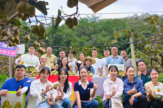“书记带货·技能检验”直播打擂活动推介猕猴桃现场。花坪镇人民政府供图