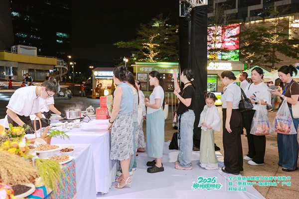 市民排队品尝柳州特色美食。主办方供图