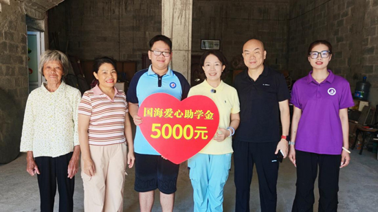 到大化學子家中進行實地探訪。國海証券供圖