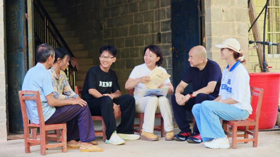 與大化學子家人親切交談。國海証券供圖