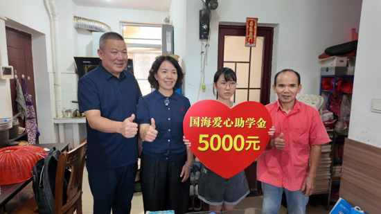 到欽州學子家中進行實地探訪。國海証券供圖