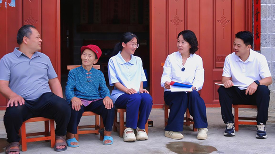 到樂業學子家中進行實地探訪。國海証券供圖