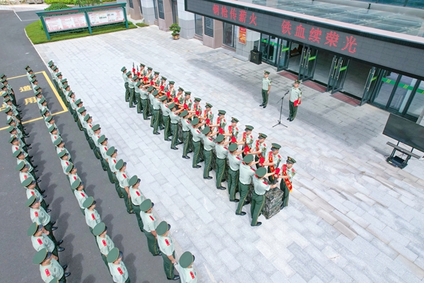 滿服役期老兵鋼槍交接儀式現場。
