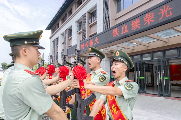 滿服役期老兵鄭重交接鋼槍。