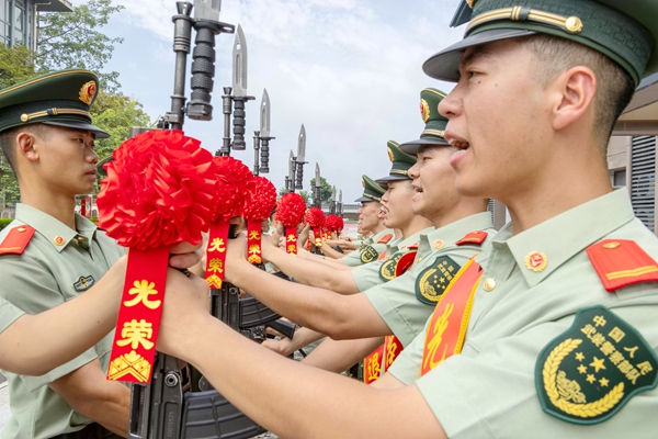 满服役期老兵郑重交接钢枪。