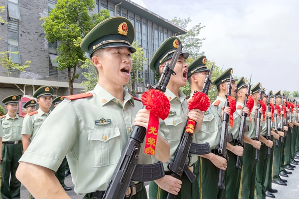 新兵们庄严宣誓。
