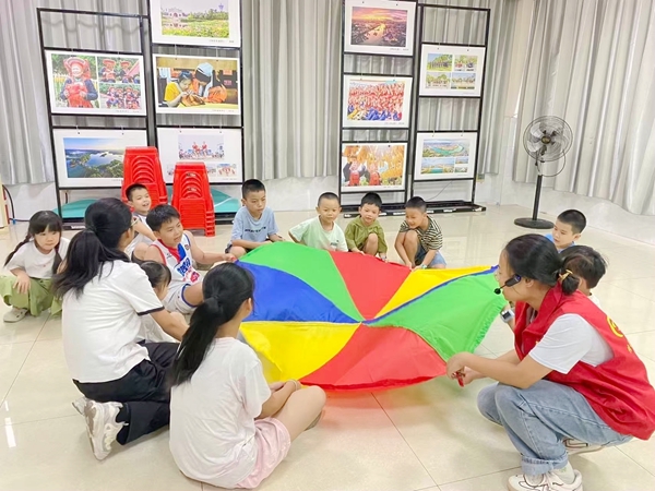 青少年與職員制正在做游戲。