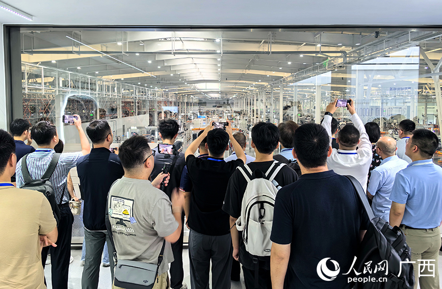 与会人员参观上汽通用五菱智能生产车间。人民网记者 付华周摄