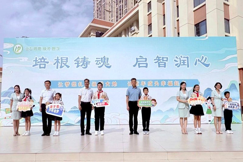 校领导为各年级学生代表送上寓意深远的甜蜜棒棒糖。学校供图