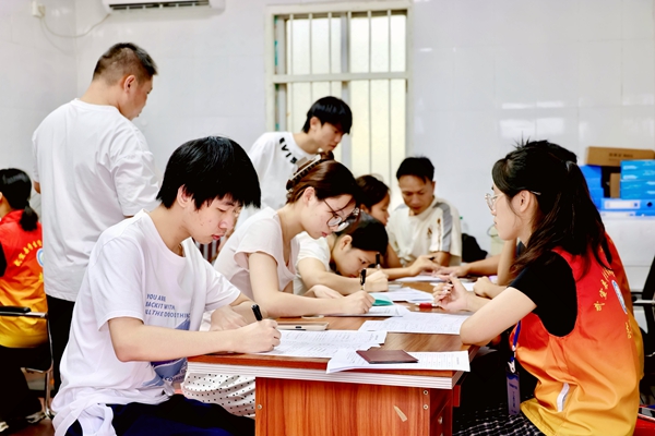 办理助学贷款现场。
