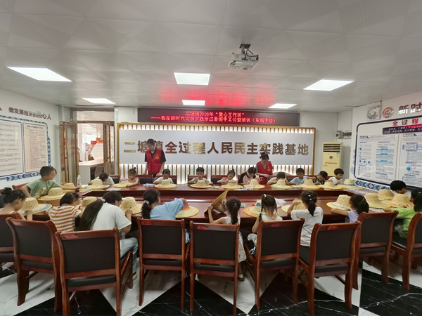 草帽手绘活动现场。