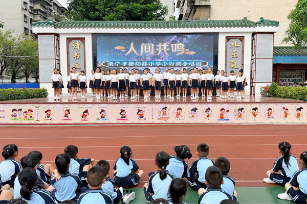 校合唱团演唱歌曲《人间共鸣》。学校供图