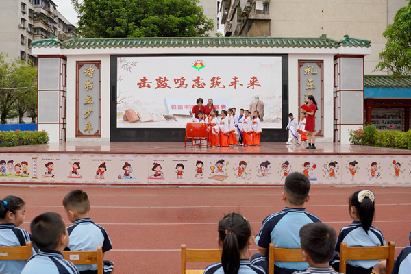 老师带领学生击鼓明志。学校供图
