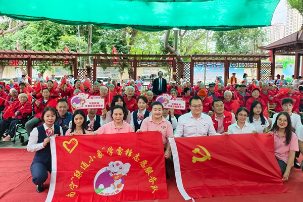 中國聯通廣西分公司供圖：南寧市金太陽老年公寓裡，聯通小象志願者陪老人們聊天、送上關懷，傳遞暖心力量