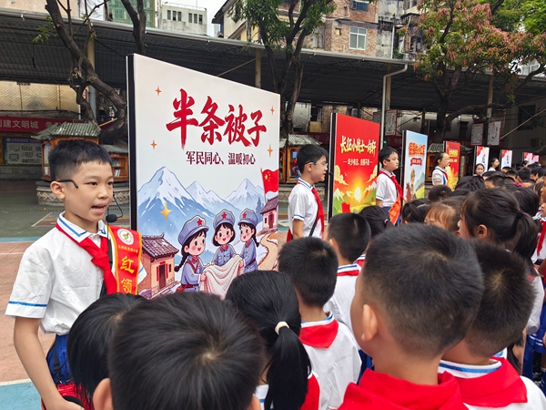玉州区东成小学师生聆听红军长征故事