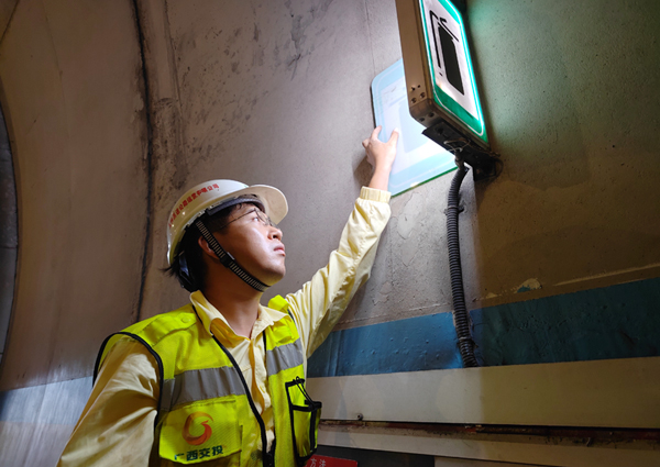 機電技術員安裝應用安全警示標志。孫海霖攝