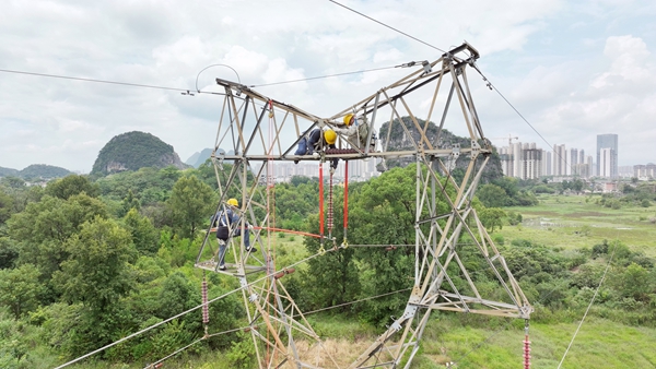 帶電作業現場。莫希濤攝