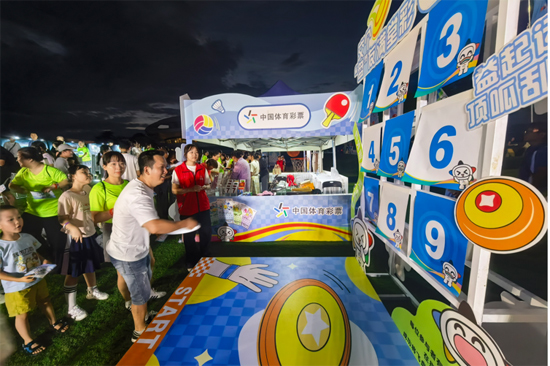 市民朋友們體驗戶外運動趣味游戲