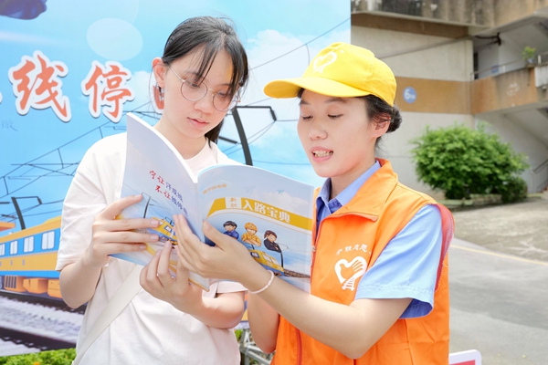 志願者正在為新職講解新職入路手冊。劉岳文攝