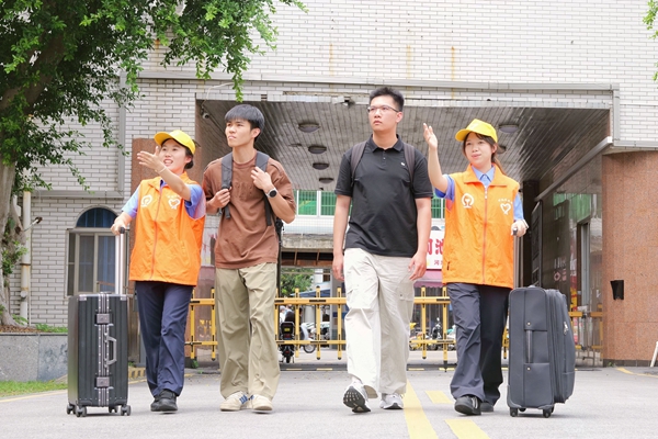 志願者正在引導新職工。劉岳文攝