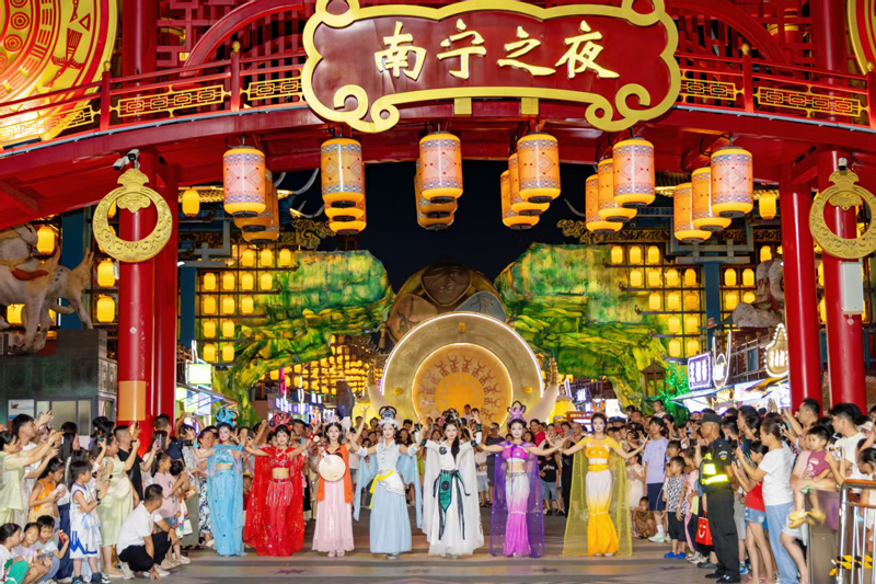今年暑期，广旅·南宁之夜重磅推出“西游盛会”“火球盛宴”等特色主题活动，推动夜游模式从单一观光向互动体验转变。广旅置业集团供图