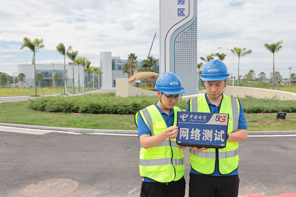 電信技術人員在平陸運河欽州水上綜合服務區測試無線信號。梁其琛攝