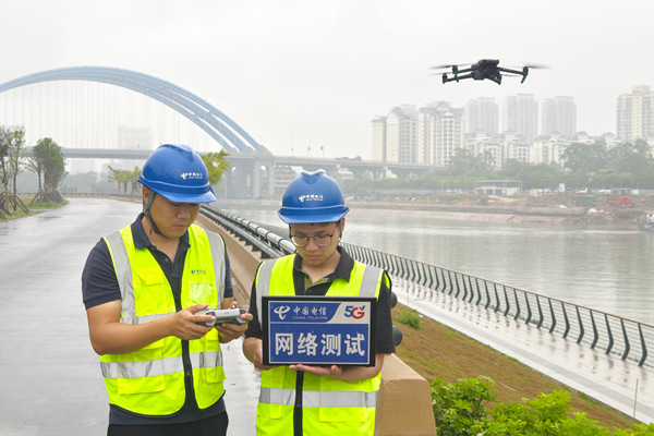 電信技術人員在平陸運河沿線操作無人機開展5G網絡信號測試。欽州電信供圖